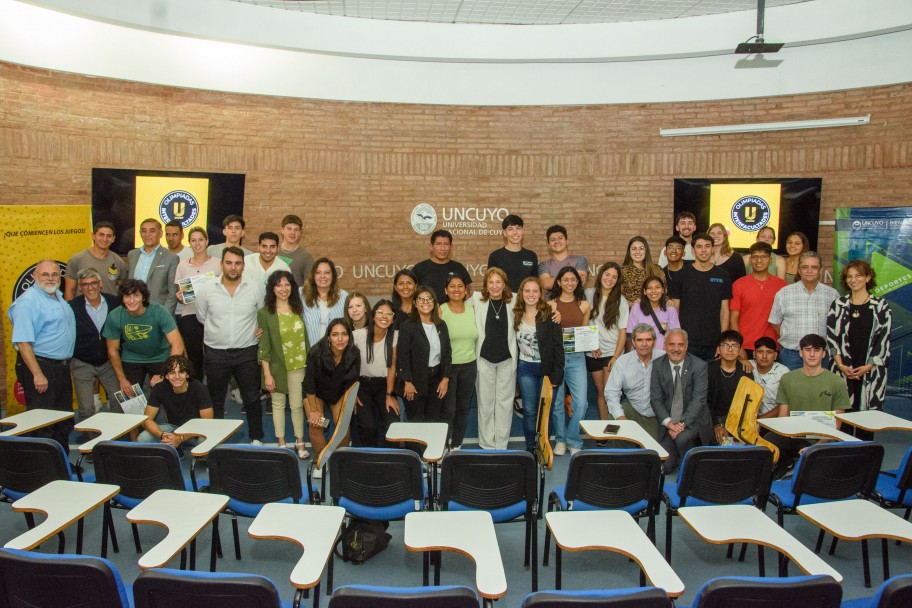 imagen Ciencias Económicas recibió la copa Challenger del Interfacultades