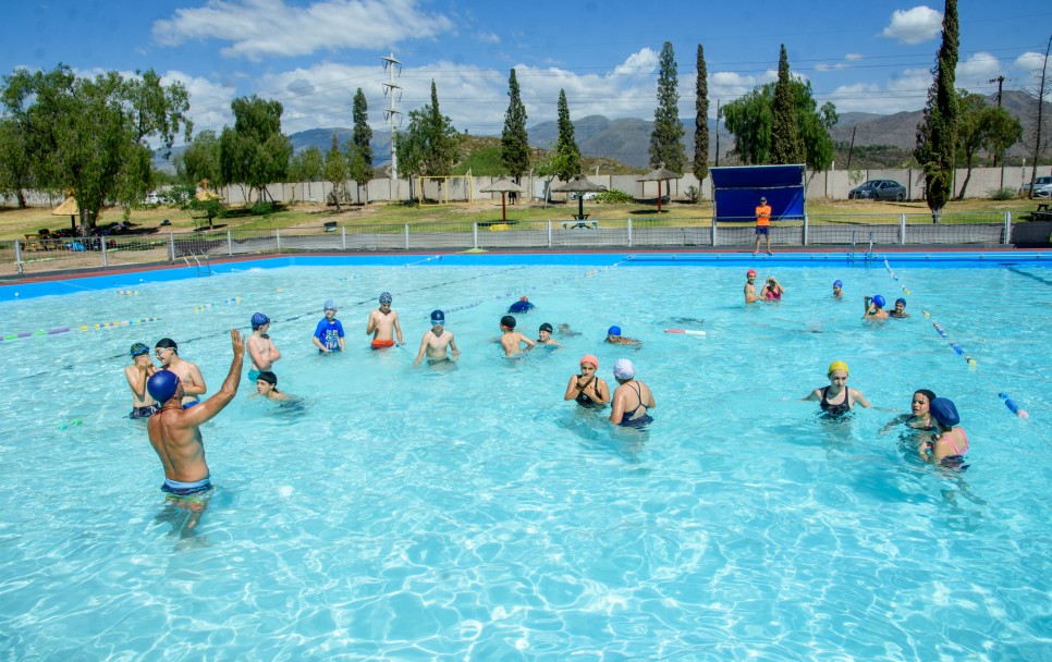 imagen Todos al agua: arrancó la Colonia de Verano en la UNCUYO