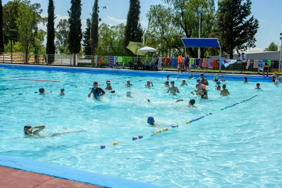 imagen Todos al agua: arrancó la Colonia de Verano en la UNCUYO