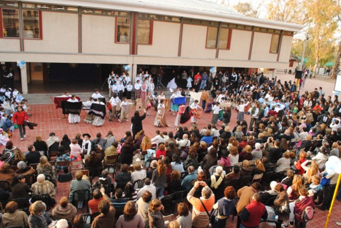 imagen Escuela y Facultad celebraron el Bicentenario en conjunto