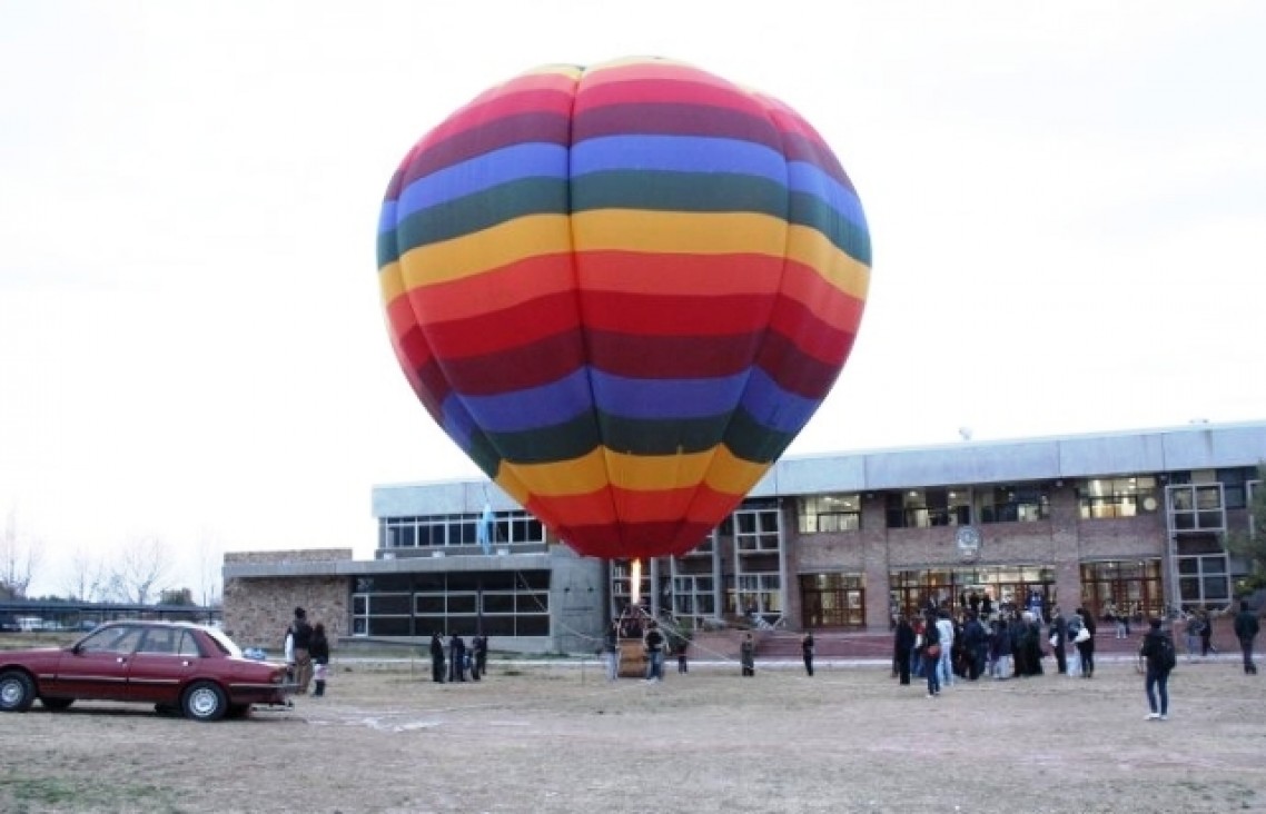 imagen En el centenario de la aviación mendocina, vuelve a volar el "Malbec Balloon" desde la Facultad de Derecho