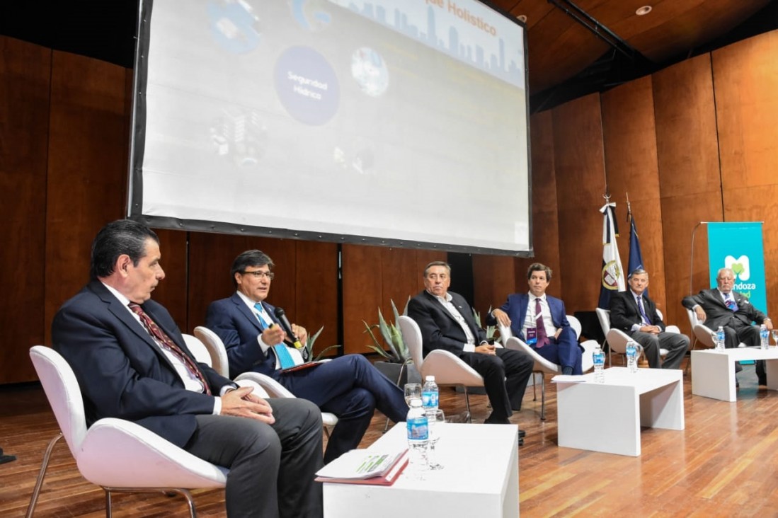 imagen Pizzi participó de la apertura del II Congreso y Exposición Internacional "Agua para el futuro"