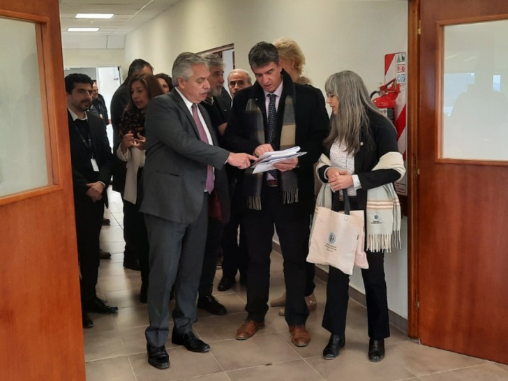 imagen El Presidente de Argentina visitó nuevas instalaciones de Ingeniería en Telecomunicaciones del Balseiro 