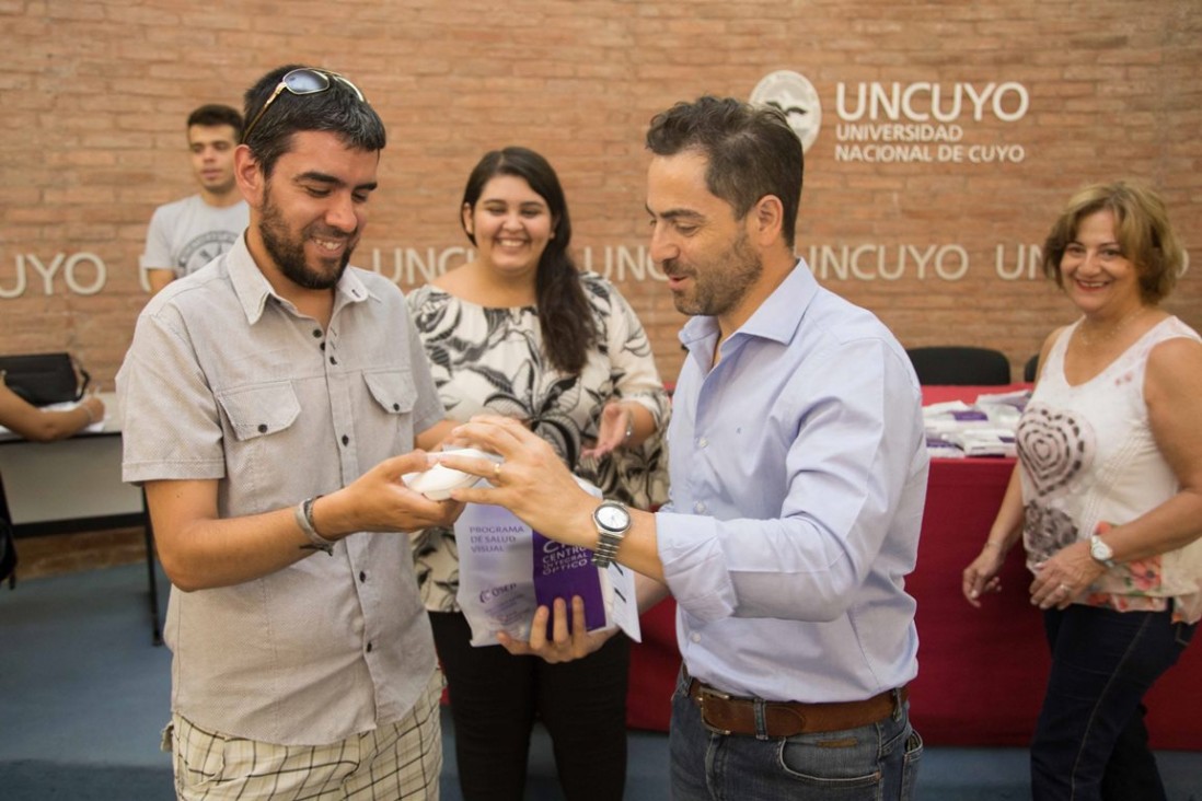 imagen Entregaron anteojos a estudiantes de la UNCuyo