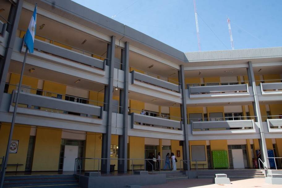 imagen La Rectora recorrió obras en escuelas de la UNCUYO