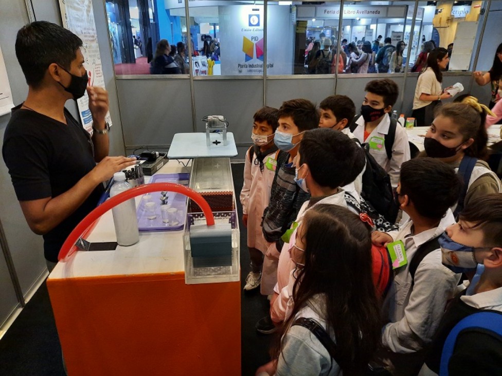 imagen El Balseiro logró mezclar ciencia y tecnología entre libros y más libros