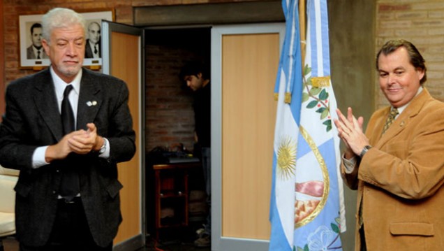 imagen La UNCuyo recibió una Bandera donada por la Universidad de Rosario