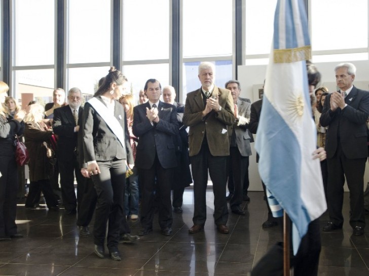 imagen La UNCuyo recibió una Bandera donada por la Universidad de Rosario
