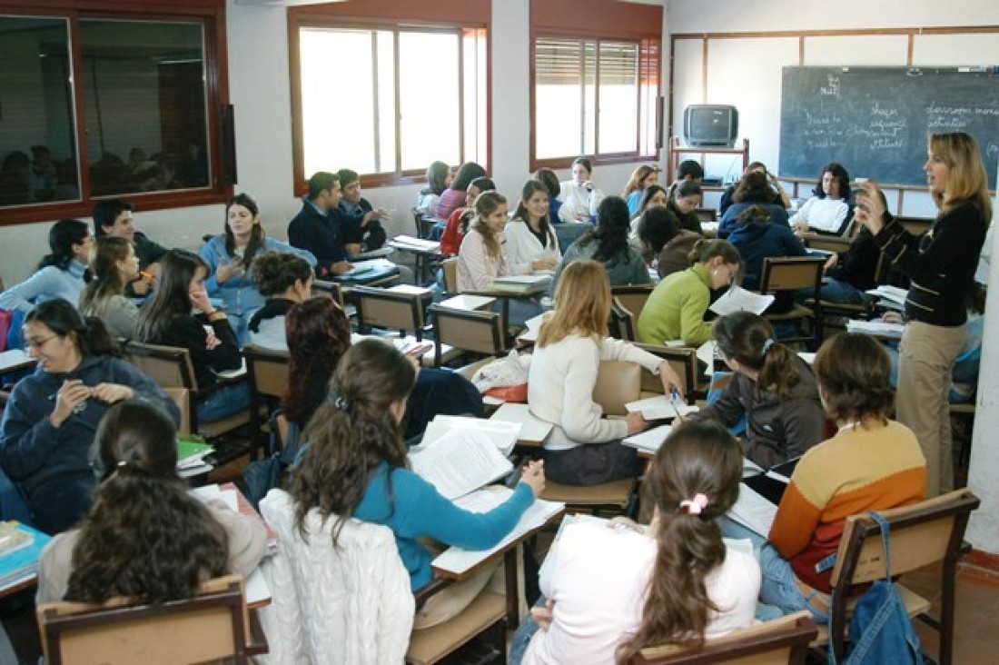 imagen Inscriben a estudiantes para que ayuden en las Becas 2015