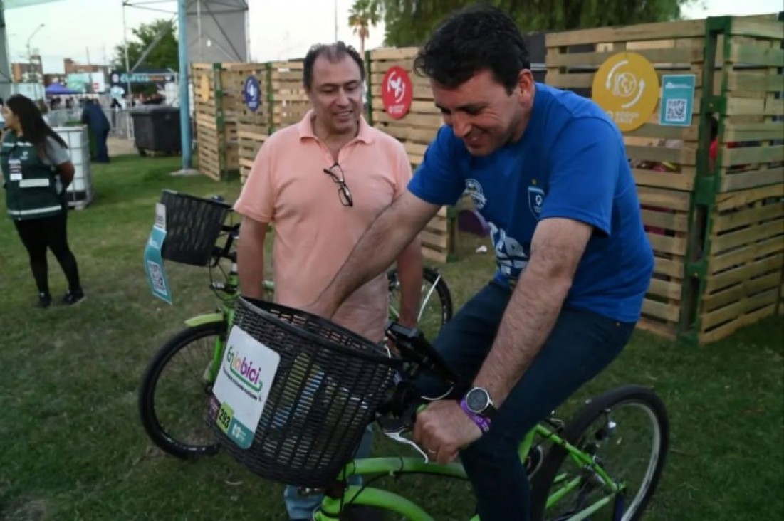 imagen Estudiantes del ITU diseñaron un prototipo para cargar celulares con una bici