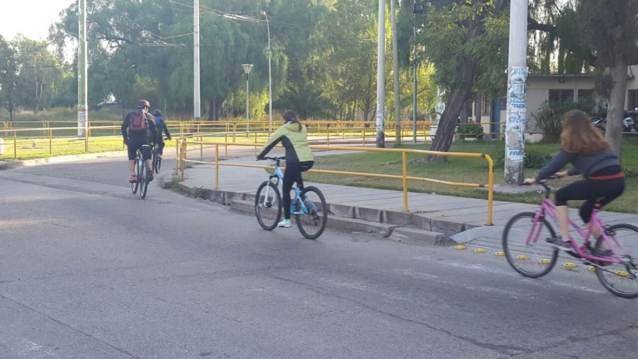 imagen Compartieron en familia un paseo en bicicleta