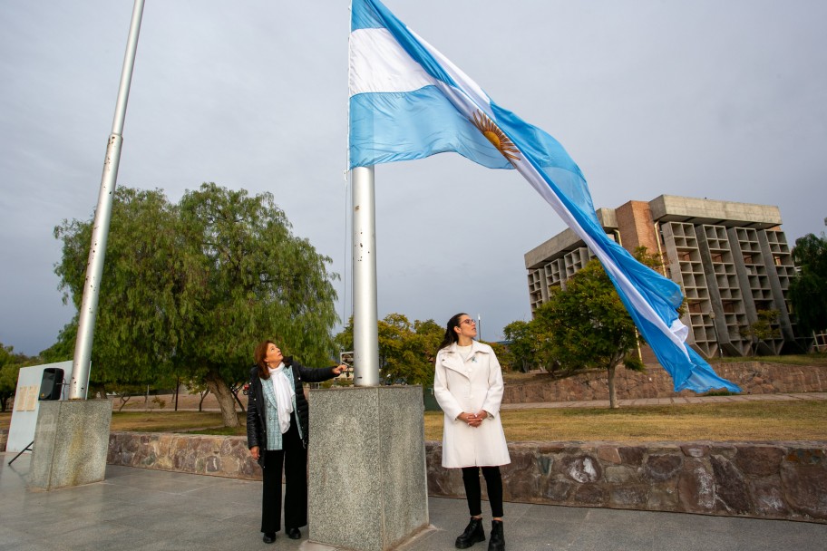 imagen Doble celebración de la UNCUYO para conmemorar el Día de la bandera
