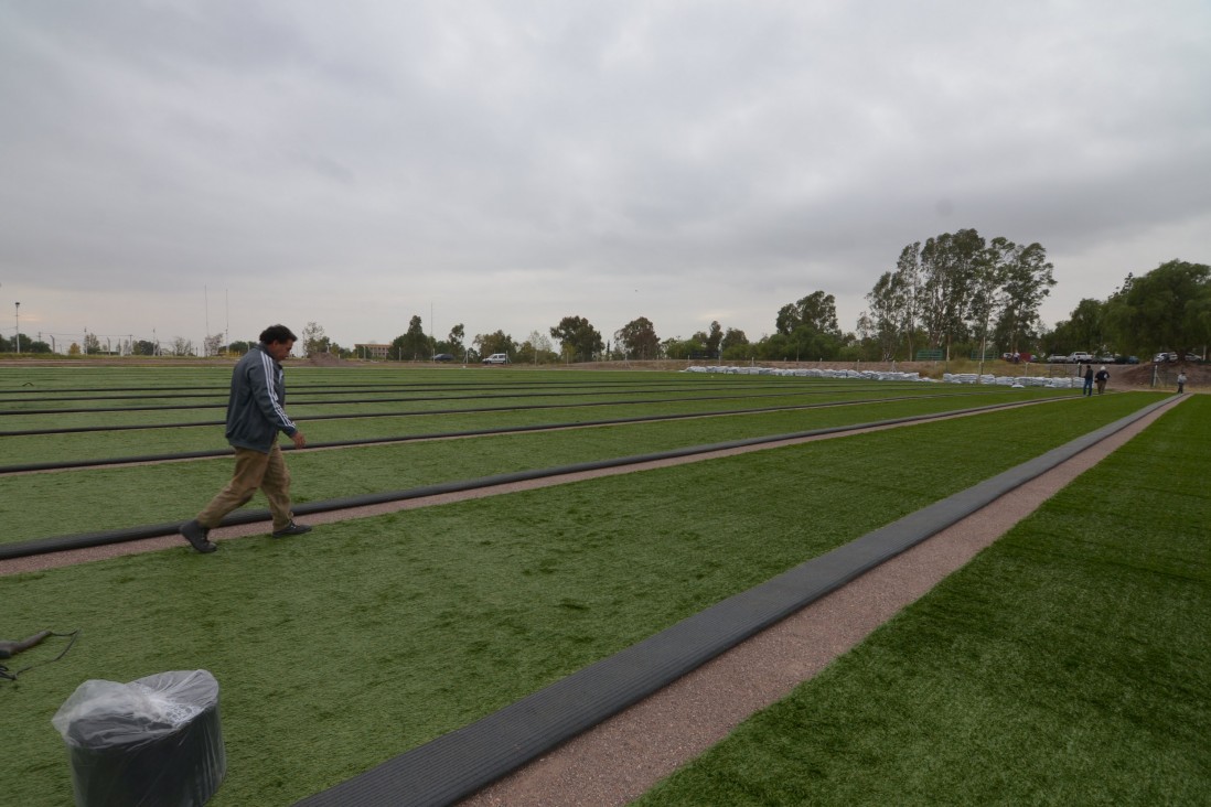 imagen Famosos inauguran cancha de fútbol de la UNCuyo con un partido amistoso