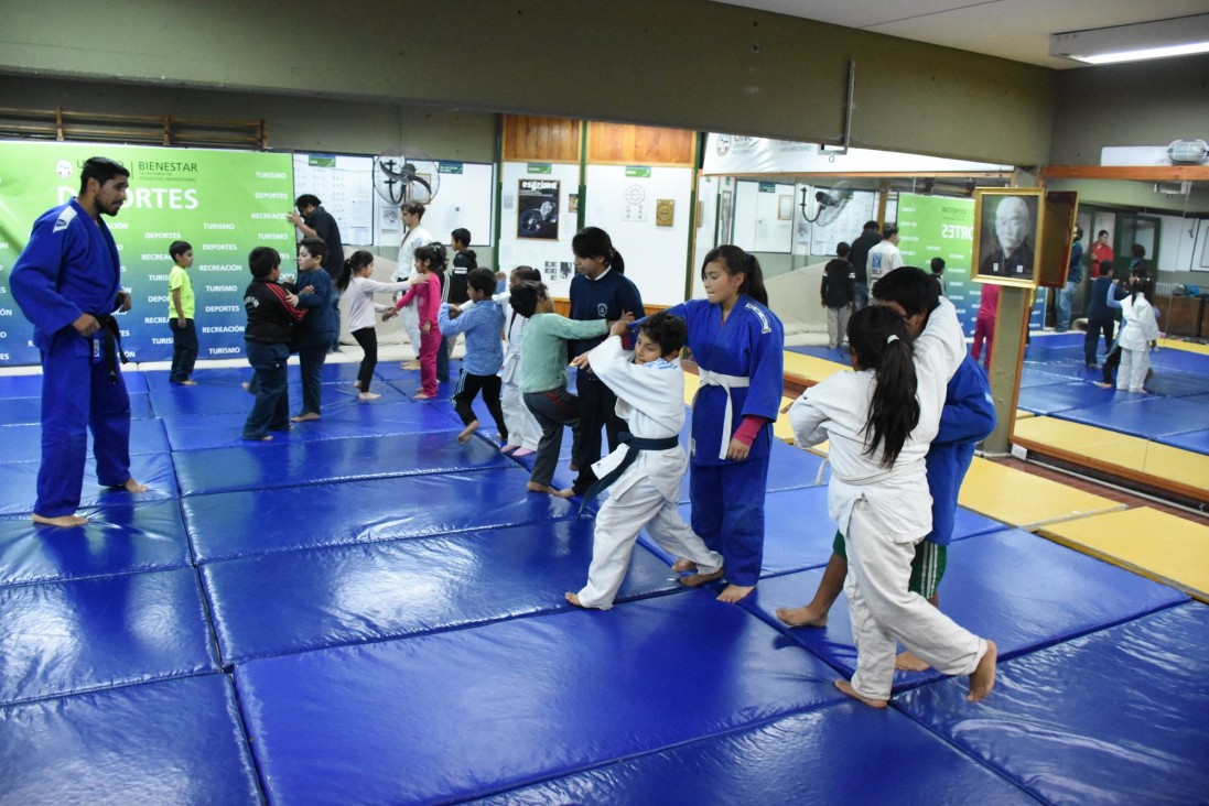 imagen La UNCuyo impulsa el deporte en niños y jóvenes de barrios del Oeste