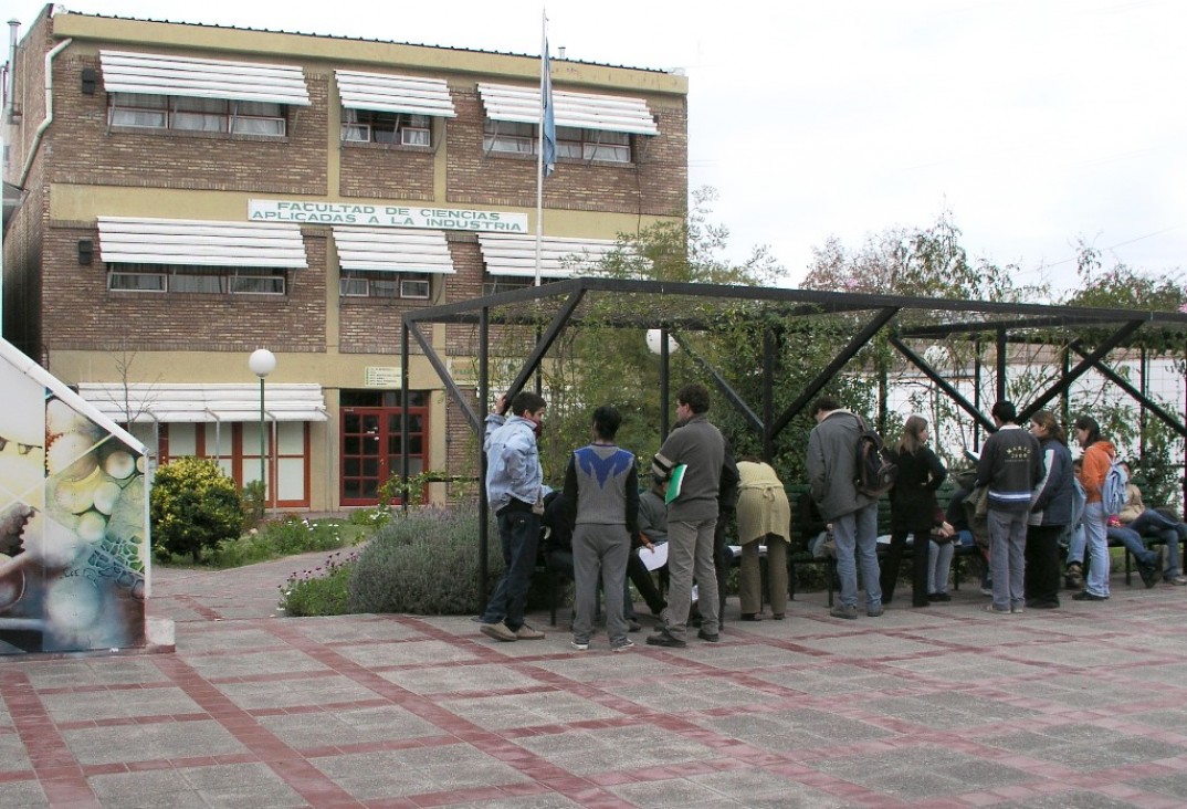 imagen Jefe de Trabajos Prácticos en Física para tecnicatura en Enología