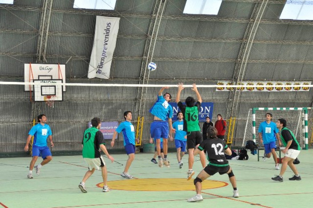 imagen Siguen Competencias Interuniversitarias: UNCuyo se impuso 8-5 a la UCA en fútbol 