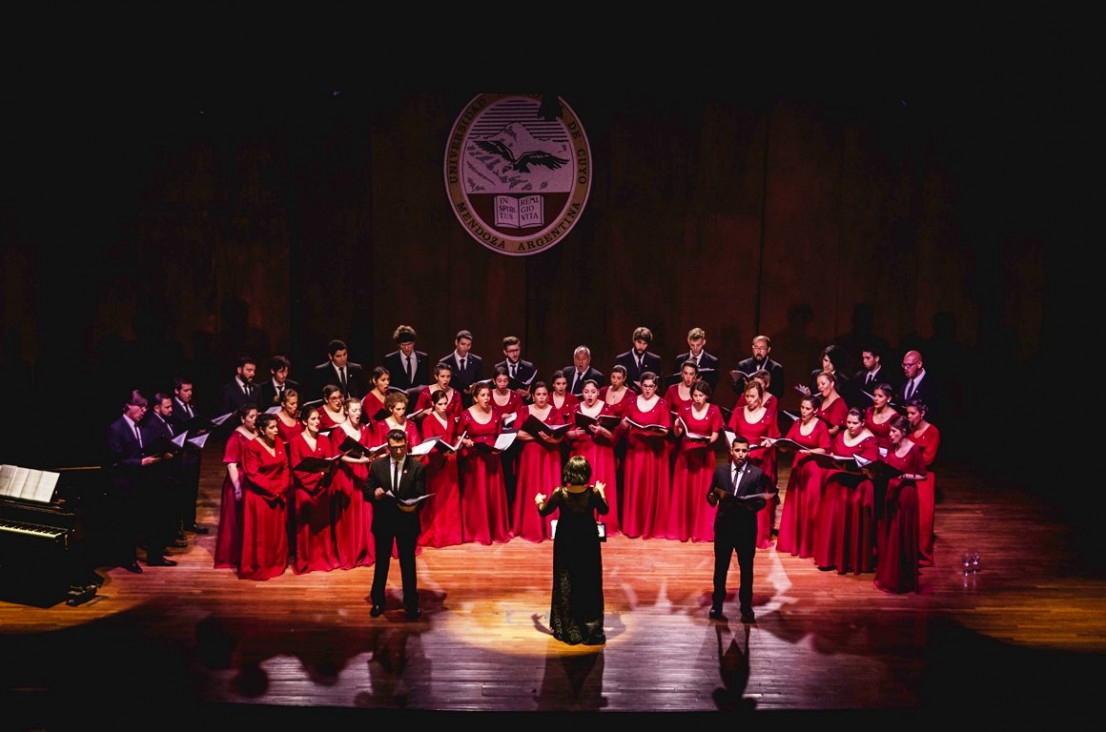 imagen Las voces del Coro Universitario en Los Caminos del Vino