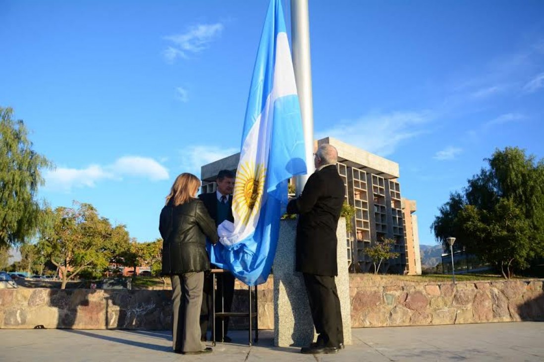 imagen Rindieron homenaje a la Bandera