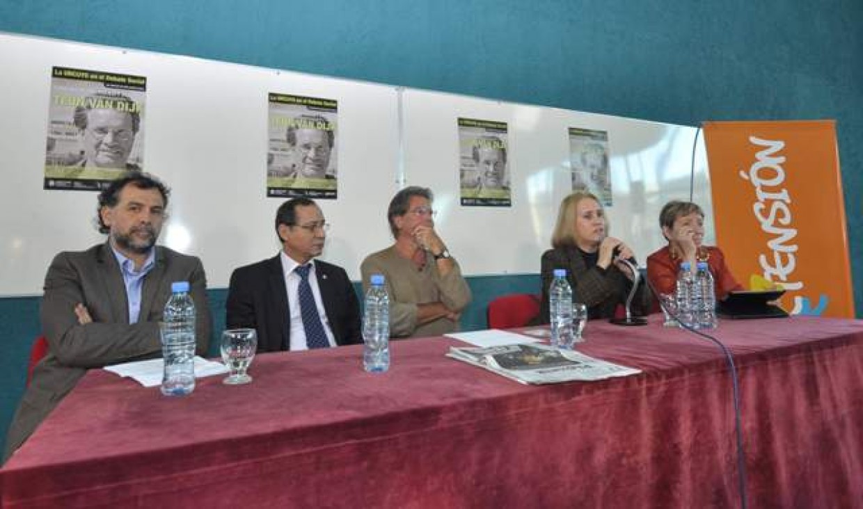 imagen Van Dijk debatió con estudiantes y profesores sobre Comunicación Poder y Política