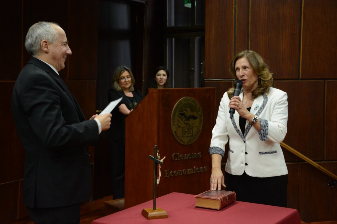 imagen Asumió la primera mujer decana en Ciencias Económicas