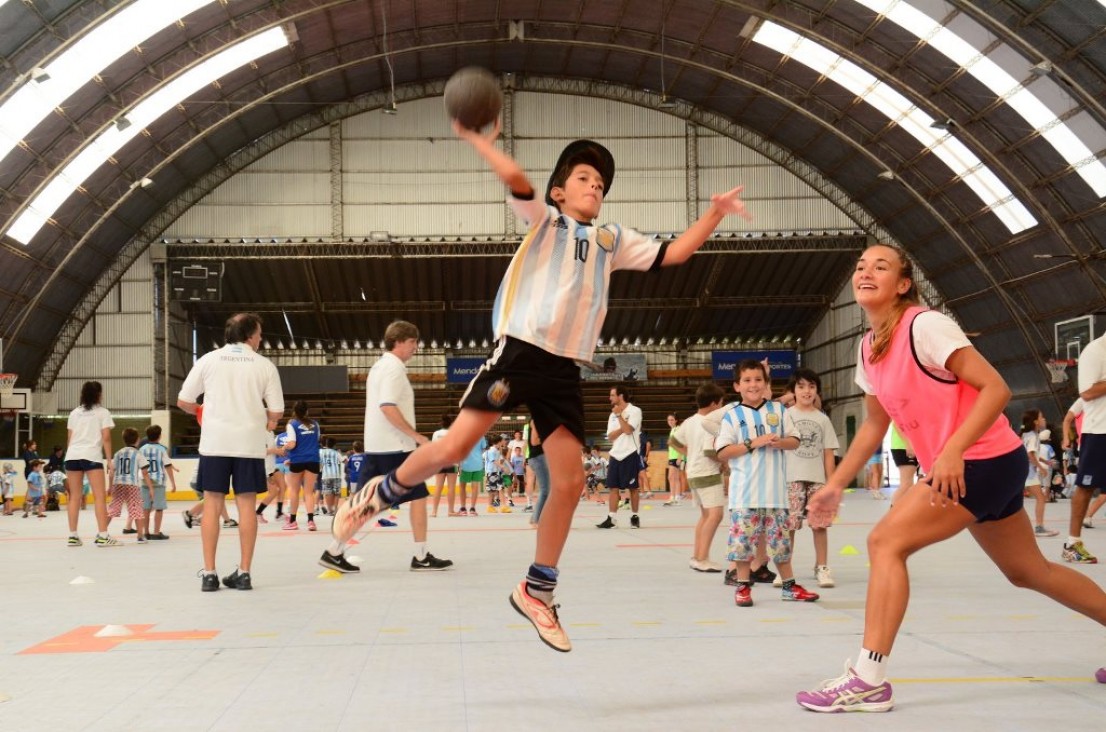 imagen Chicos de la UNCuyo jugaron balonmano con el seleccionado Nacional