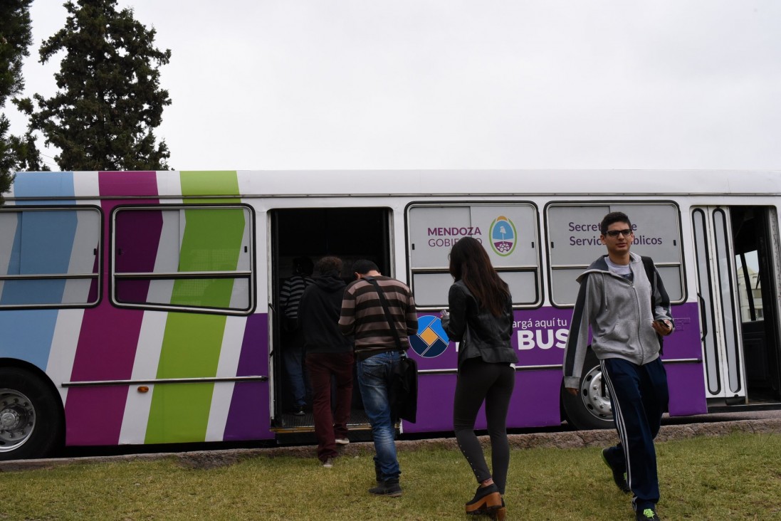 imagen Un micro en el predio recarga la red bus