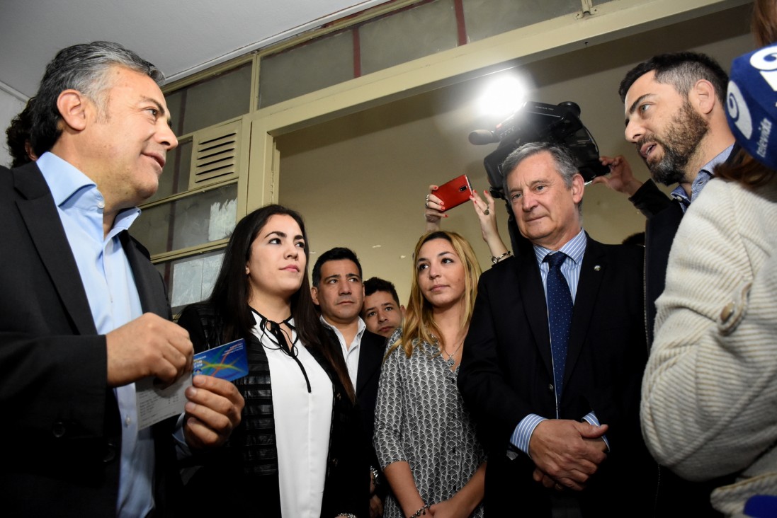 imagen Instalaron innovador puesto de carga de Red Bus en el Comedor Universitario