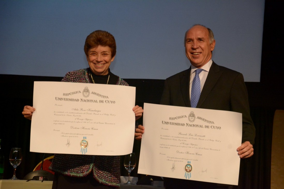 imagen Lorenzetti y Kemelmajer, Honoris Causa de la UNCuyo