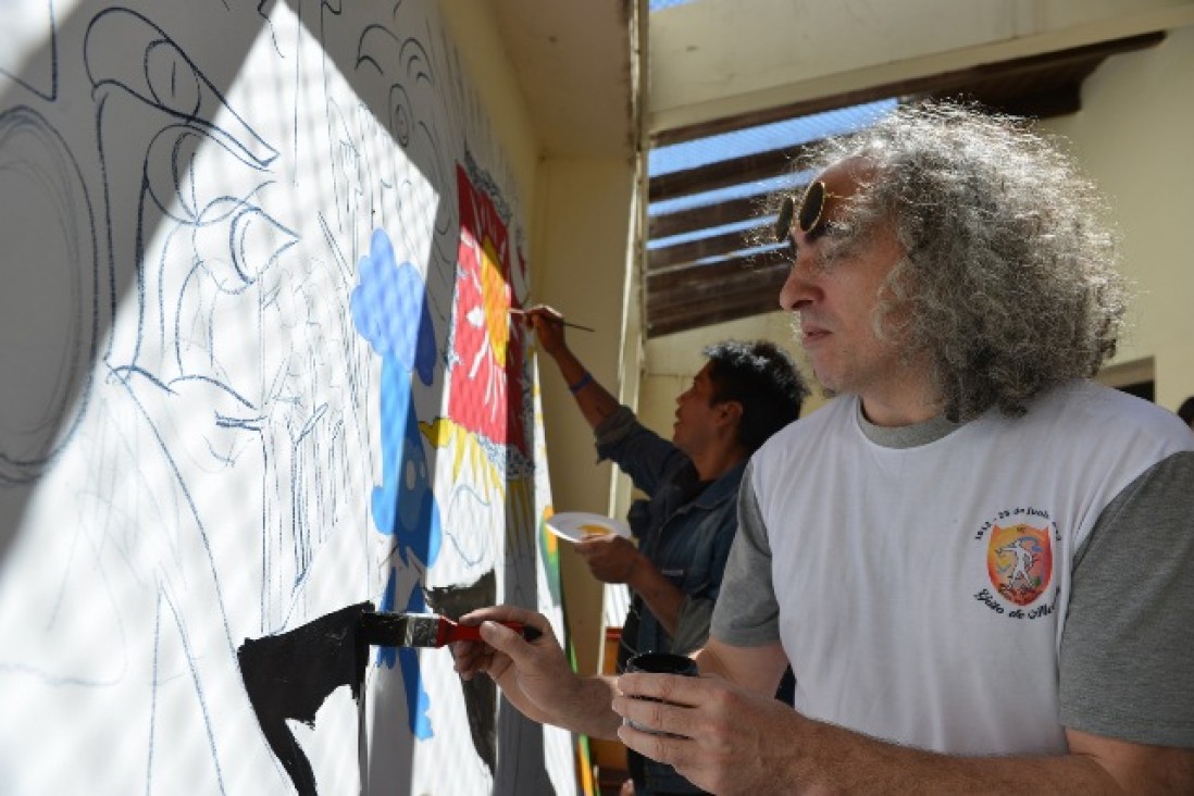 imagen REP pinta un mural en las aulas de la UNCuyo en el penal de Bolougne Sur Mer