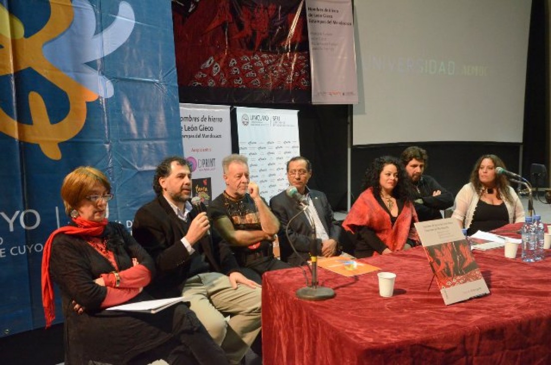 imagen Presentación de un libro de la Ediunc con León Gieco colmó el Teatro Universidad