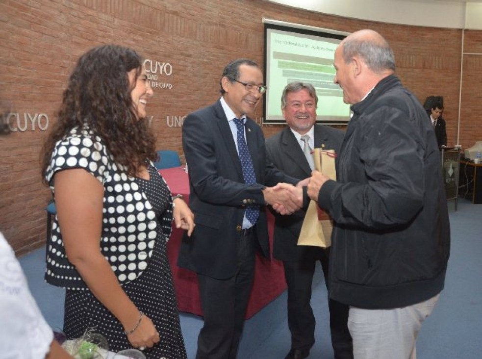 imagen Entregaron 107 becas de estudio de posgrado y posdoctoral a personal de la UNCuyo