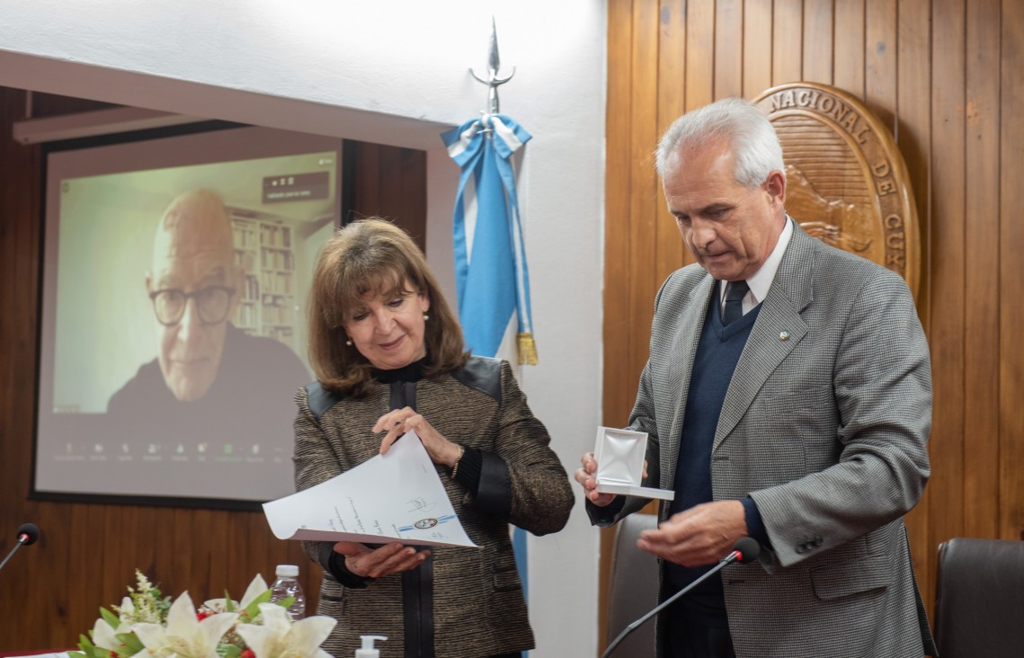 imagen Filósofo francés se convirtió en el nuevo Doctor Honoris Causa