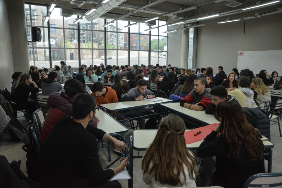 imagen Más de cinco mil jóvenes que quieren estudiar en la UNCuyo iniciaron su confrontación vocacional 