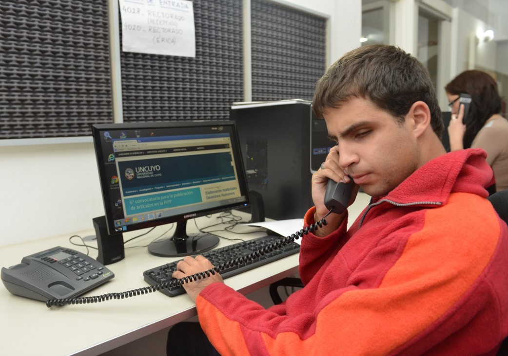 imagen  Alumnos con discapacidad pueden trabajar en el Call Center de la UNCuyo como becados