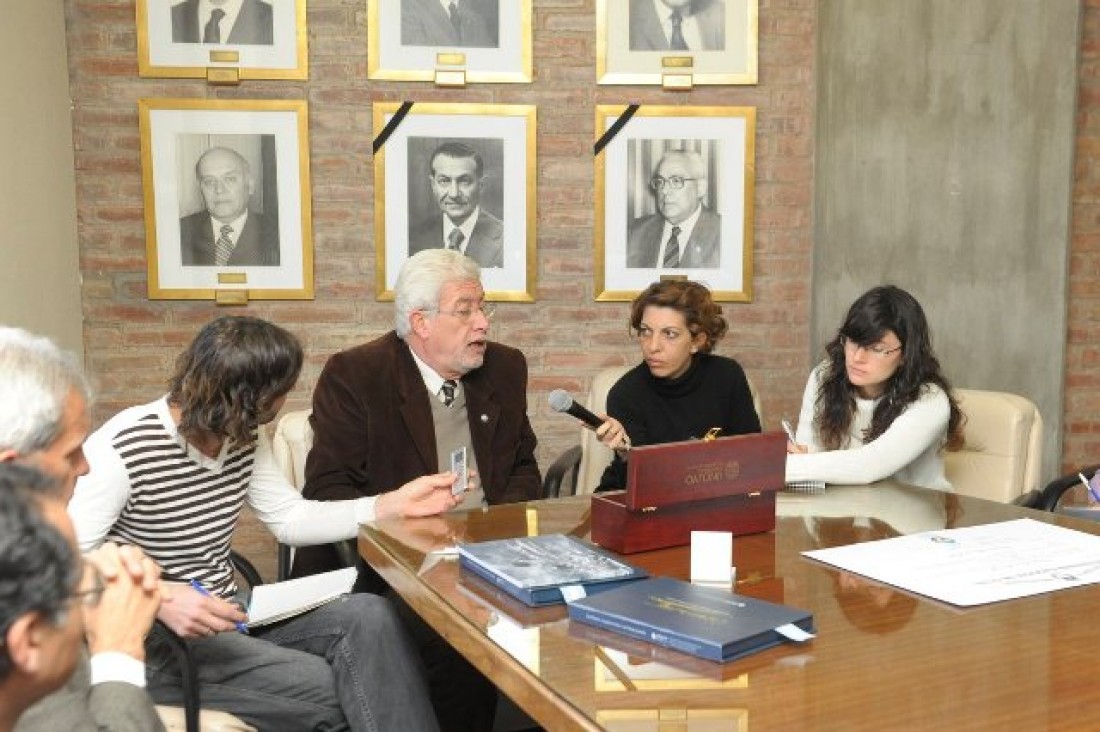 imagen Doctorado Honoris Causa de la UNCuyo y obsequios institucionales para presidentes de los países fundantes del Mercosur