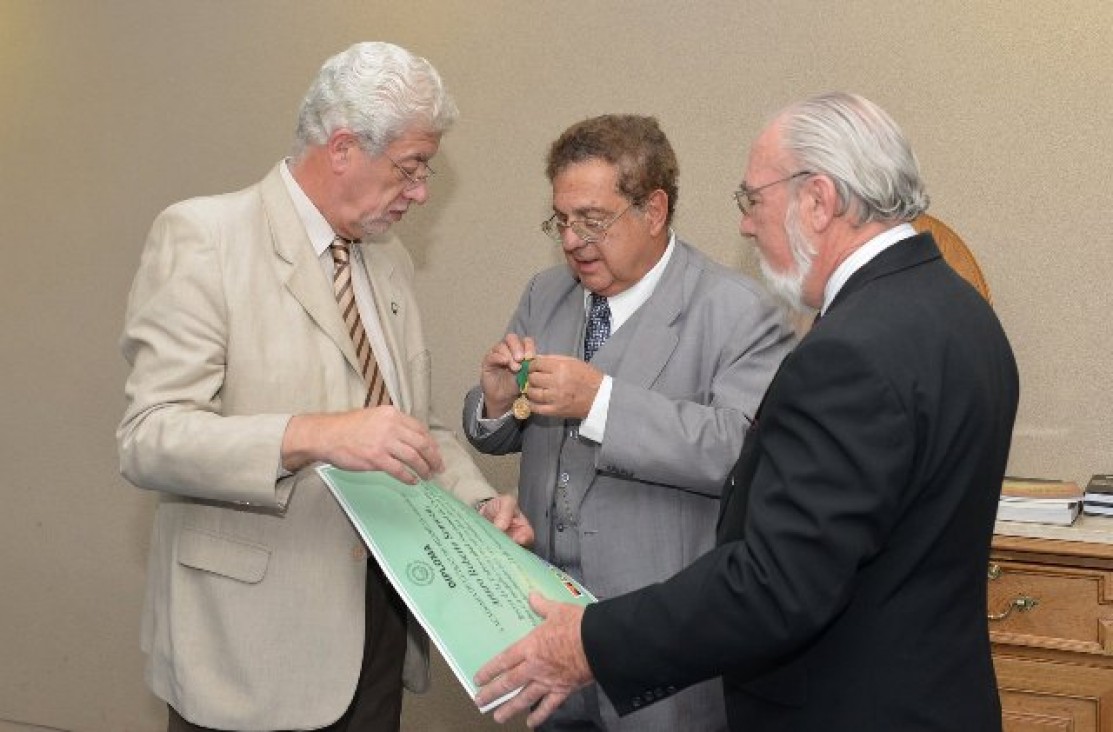 imagen Somoza distinguido por la Academia de Letras de Brasilia