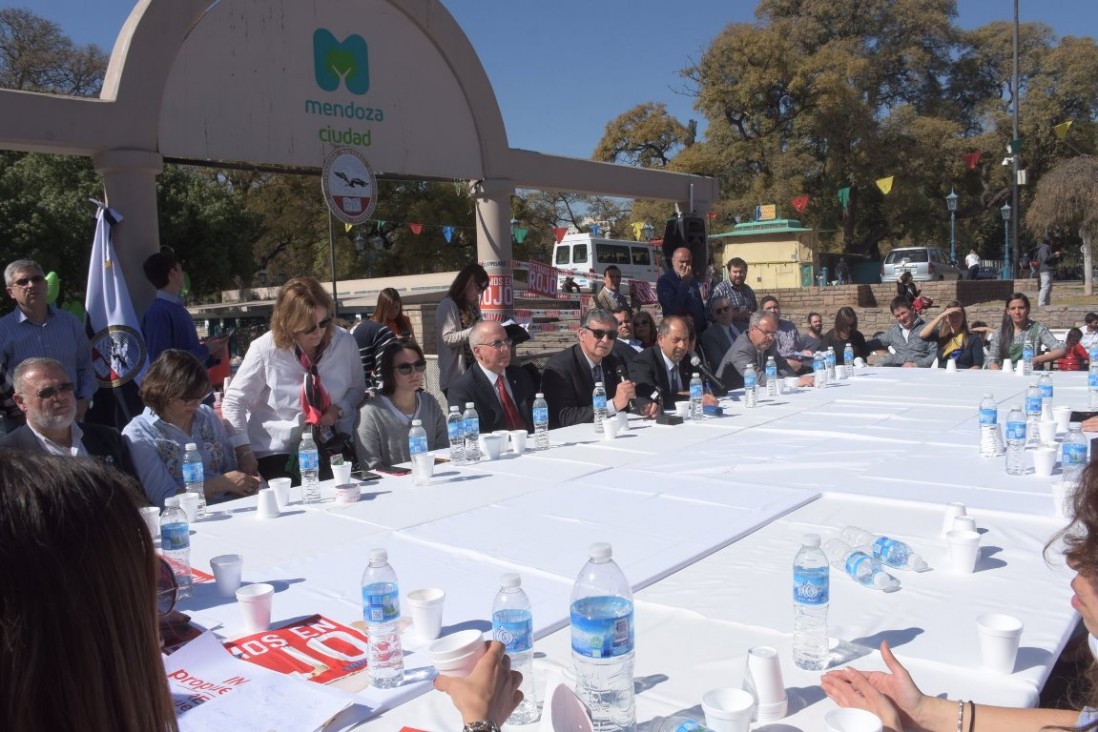 imagen Consejo Superior de la UNCuyo sesionó en la Plaza Independencia para analizar la situación de las universidades