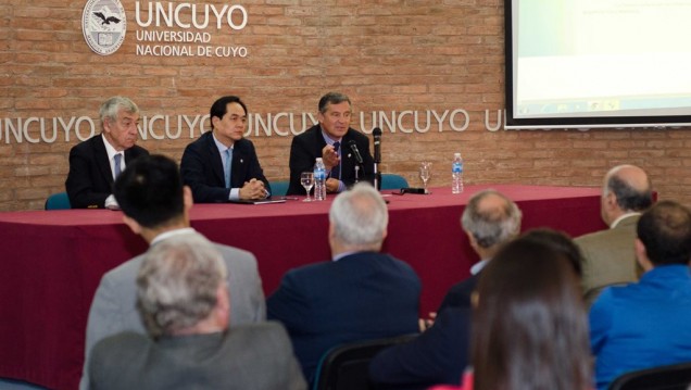imagen Disertó en la UNCuyo el embajador de China en Argentina 