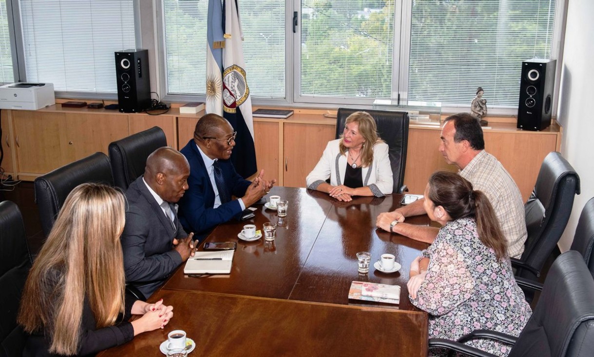 imagen Rectora y embajador de Haití dialogaron sobre cooperación internacional