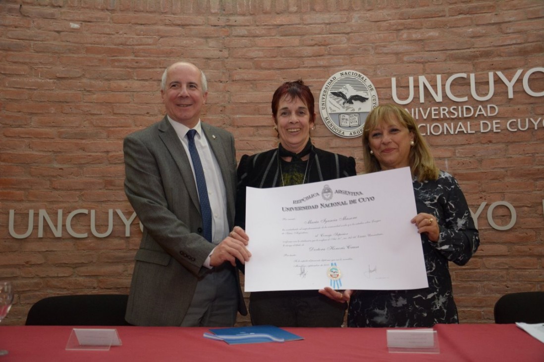 imagen Referente lingüística de la Lengua de Señas Argentina recibió el Honoris Causa