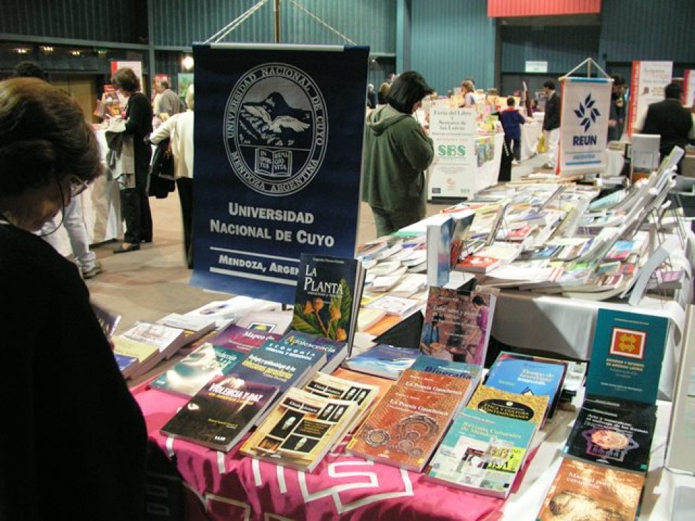 imagen Librería y centro cultural para mostrar la producción editorial universitaria