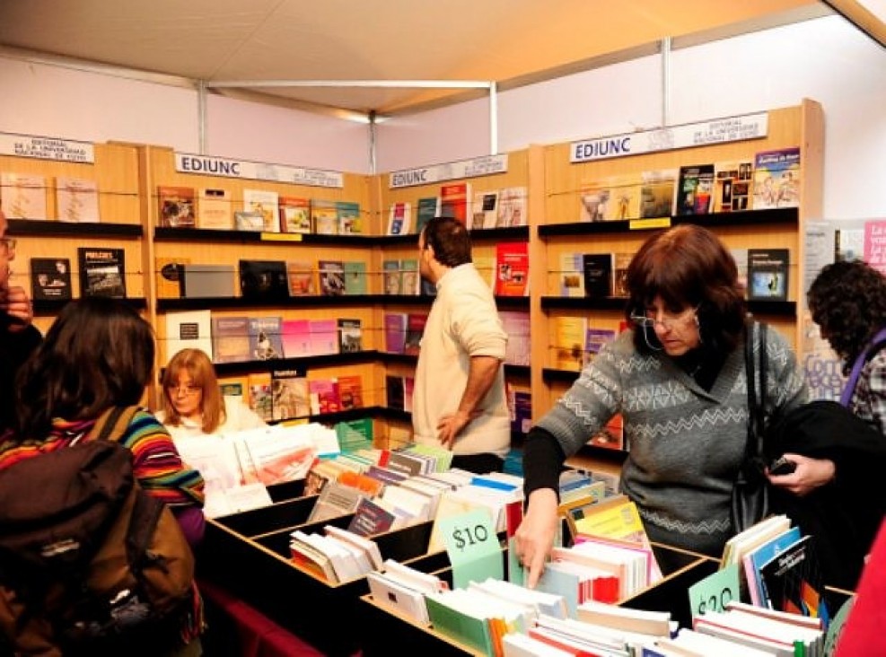 imagen EDIUNC en la Feria del Libro de Mendoza