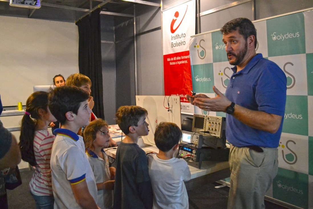 imagen El Balseiro llevó la ciencia a la Feria del Libro