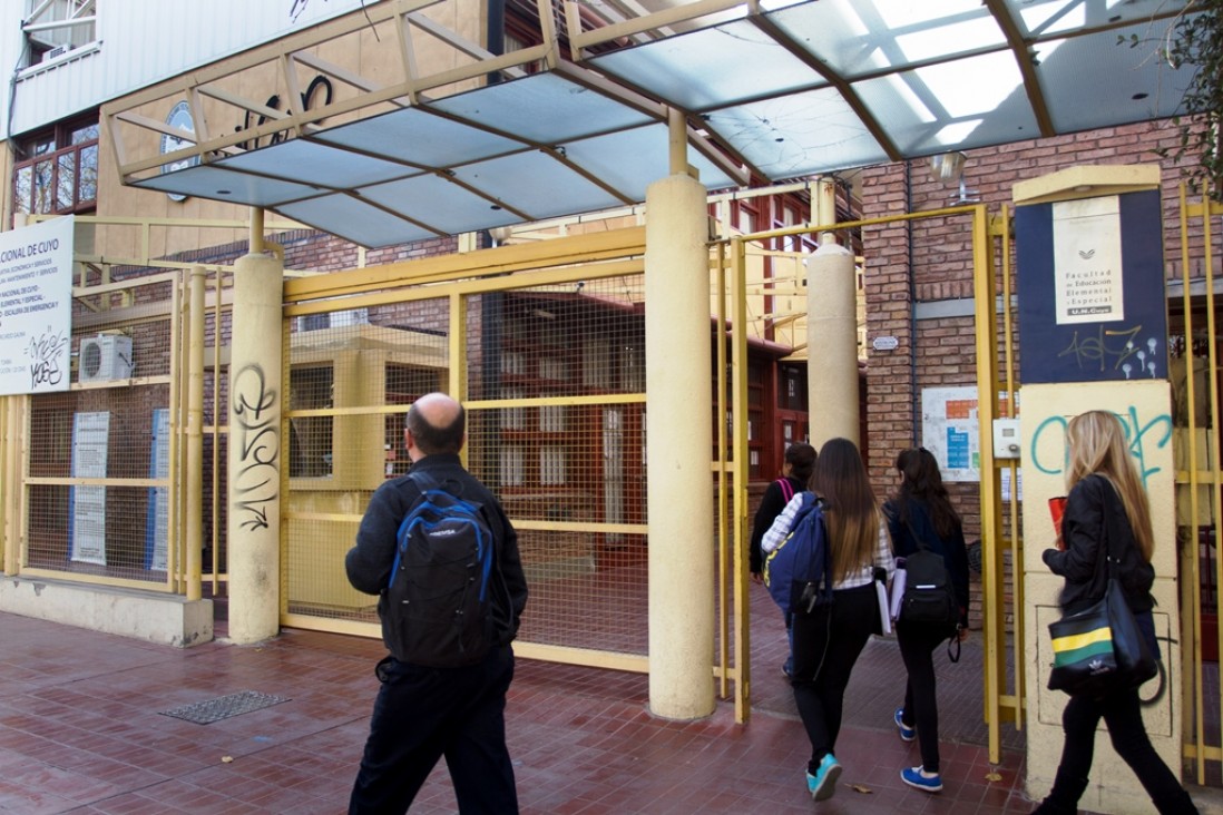 imagen Citan a graduados de la Facultad de Educación Elemental y Especial