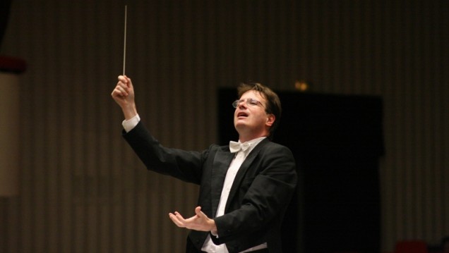 imagen La Sinfónica en concierto con director suizo