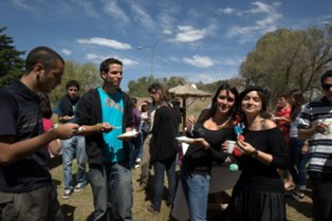 imagen Música en vivo, improvisación de teatro y juegos en una fiesta de integración cultural