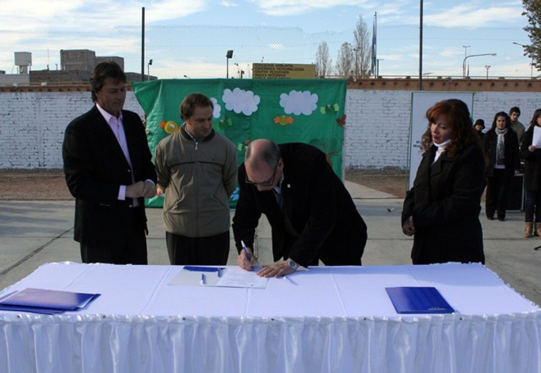 imagen Centros de Salud de Maipú contarán con calefones solares 