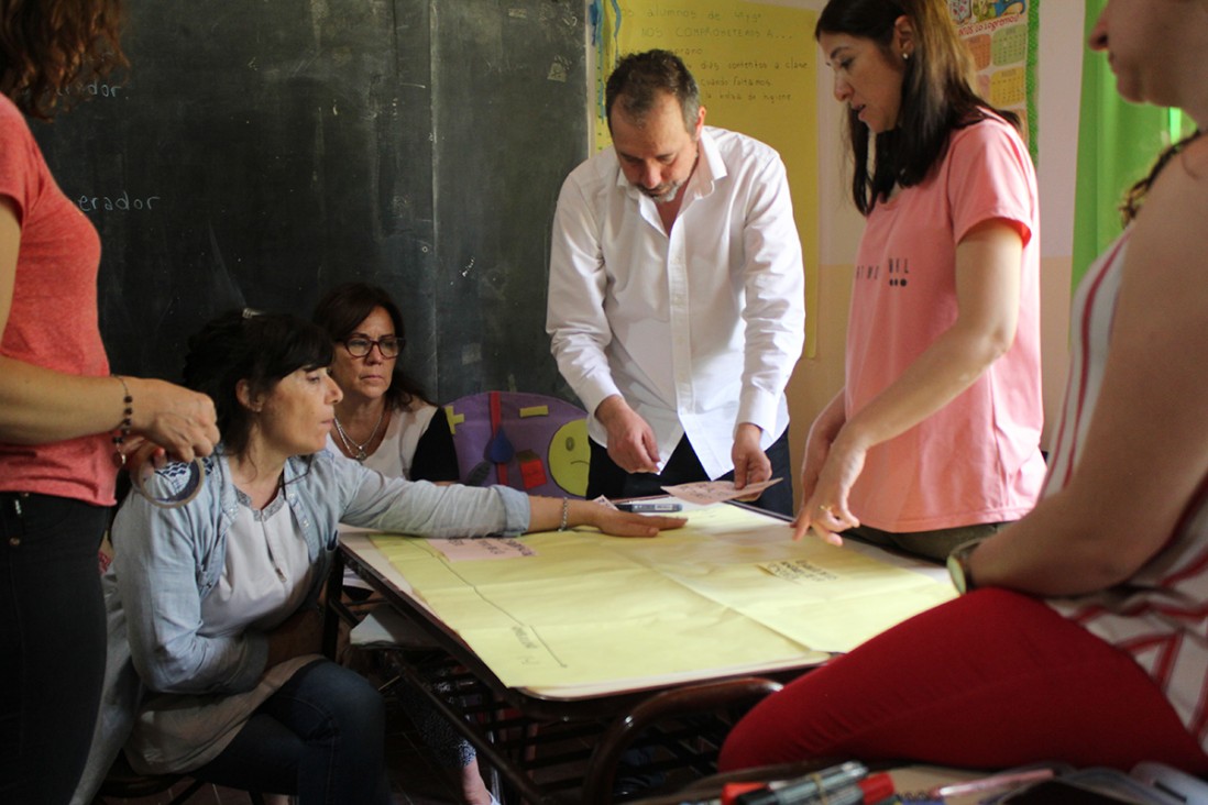 imagen Trabajan proyecto de huerta agroecológica en una escuela rural