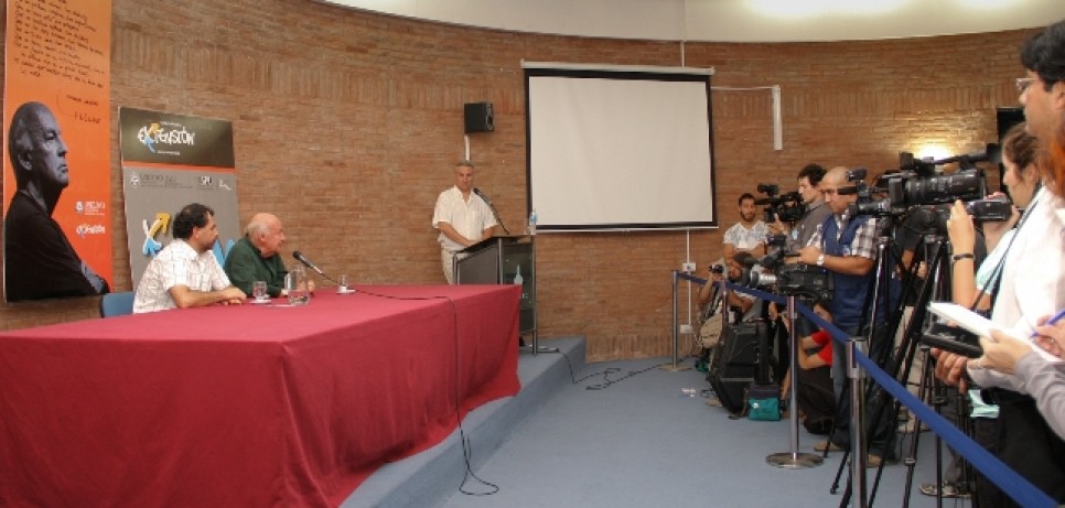 imagen Eduardo Galeano dialogó con la prensa en la UNCuyo 