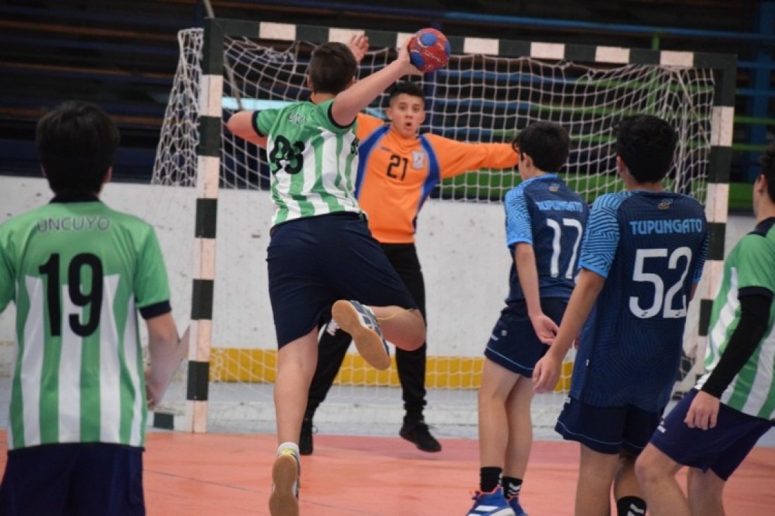 imagen Jóvenes deportistas compiten en el Nacional de Clubes de Handball